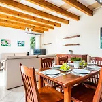 Elena Villa *